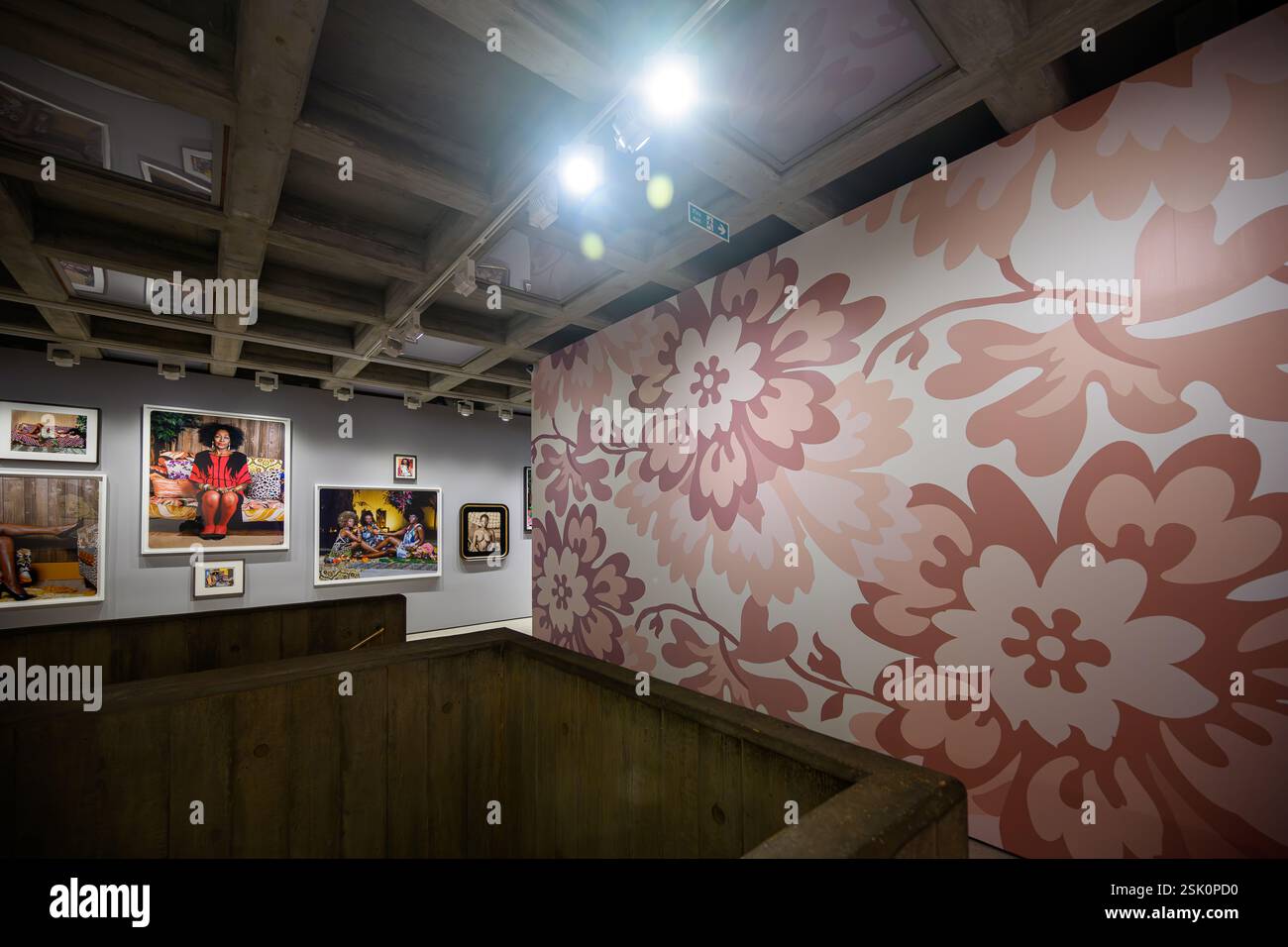 Londra, Regno Unito, 10 febbraio 2025, i vivaci ritratti su larga scala di Mickalene Thomas delle donne nere a riposo recuperano spazio e rappresentazione nella storia dell'arte, celebrando l'amore e il riposo radicale. Apertura: 11 febbraio - 5 maggio 2025., Andrew Lalchan Photography/Alamy Live News Foto Stock