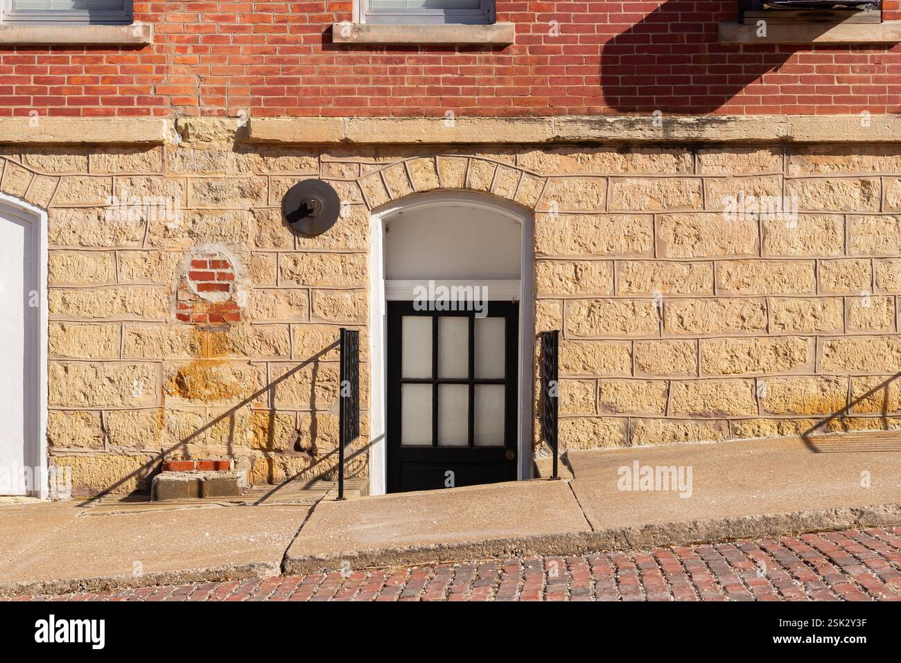 Parete esterna e porta nel seminterrato di Mount Carroll, Illinois, Stati Uniti. Foto Stock
