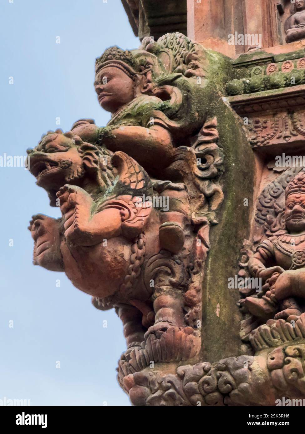 Leoni delle nevi intagliati nel Tempio di Mahabuddha del XVII secolo, il Tempio dei diecimila Buddha, Patan, Patrimonio dell'Umanità dell'UNESCO - Lalitpur, Foto Stock