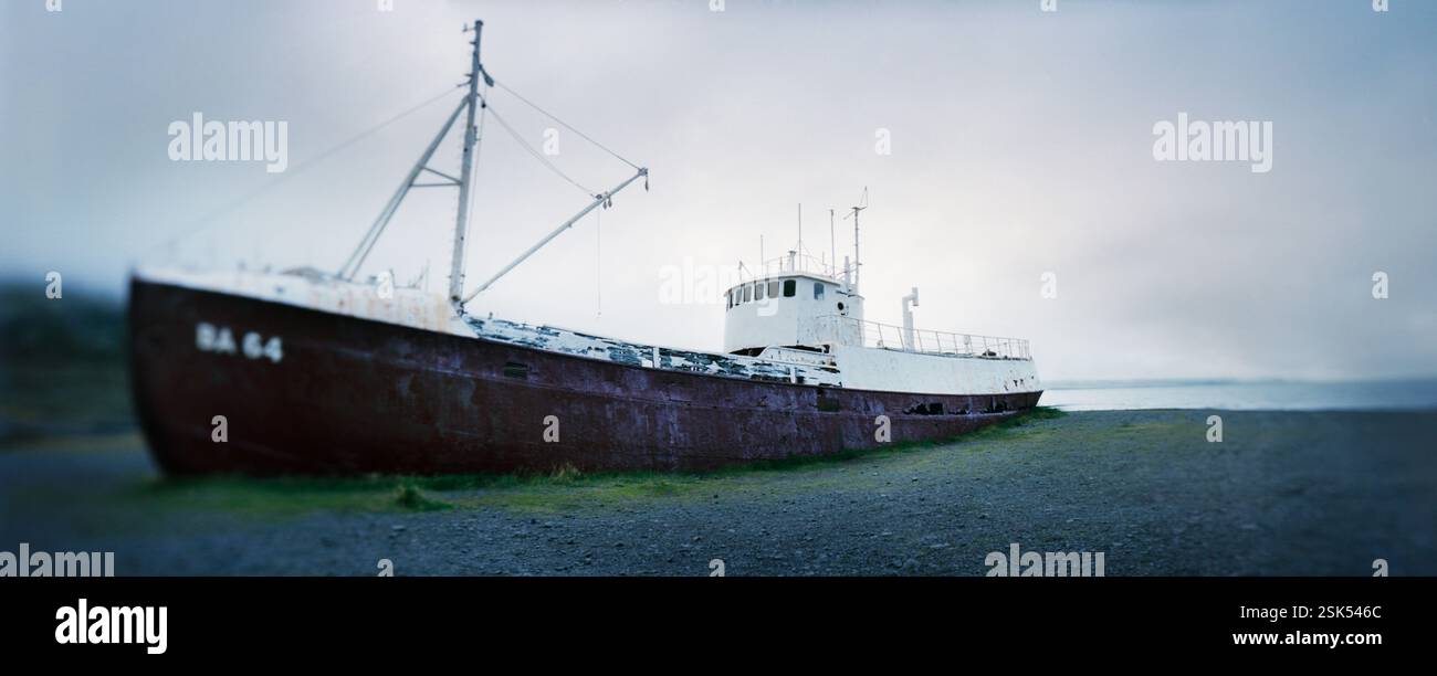Vista panoramica di una vecchia nave baleniera norvegese sulla spiaggia, Gardar BA 64, Islanda meridionale, Islanda Foto Stock