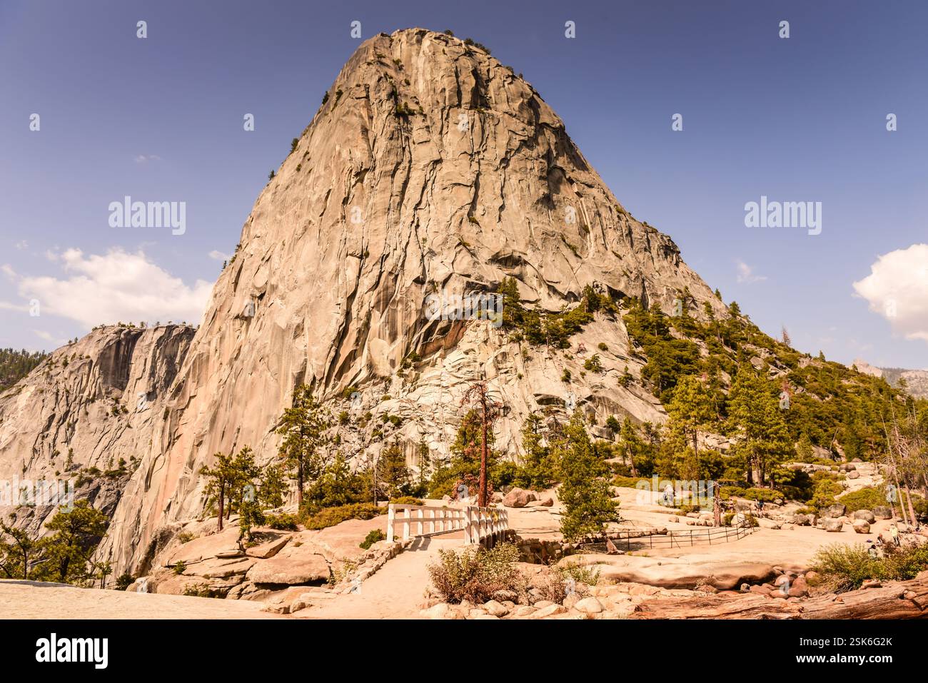 Vista panoramica dell'Half Dome dalla Little Yosemite Valley presso lo Yosemite National Park. Foto Stock