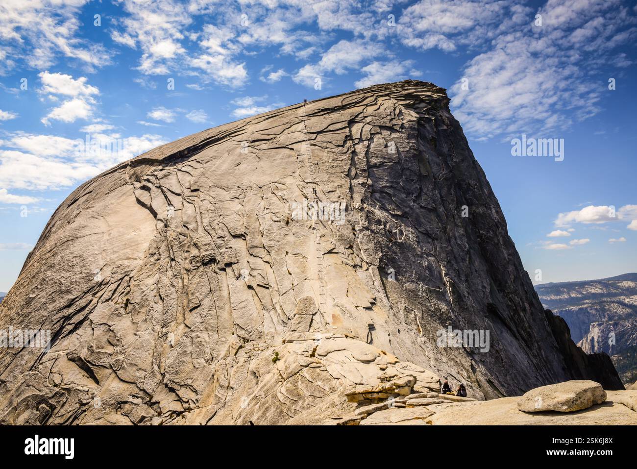 Half Dome fai un'escursione lungo i famosi e pericolosi cavi Half Dome nel Parco Nazionale di Yosemite. Foto Stock