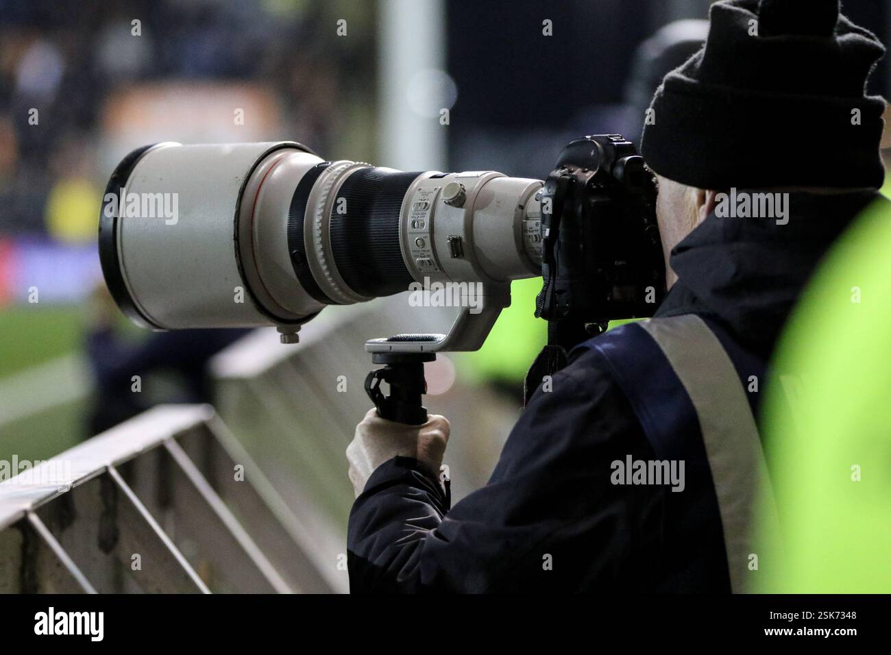 Blackpool, Regno Unito. 11 febbraio 2025. Bloomfield Road, Backpool, Inghilterra, 11 febbraio 2025: Fotografo con teleobiettivo durante la partita EFL Sky Bet League One tra Blackpool e Rotherham a Bloomfield Road a Blackpool, Inghilterra, l'11 febbraio 2025. (Sean Chandler/SPP) credito: Foto SPP Sport Press. /Alamy Live News Foto Stock