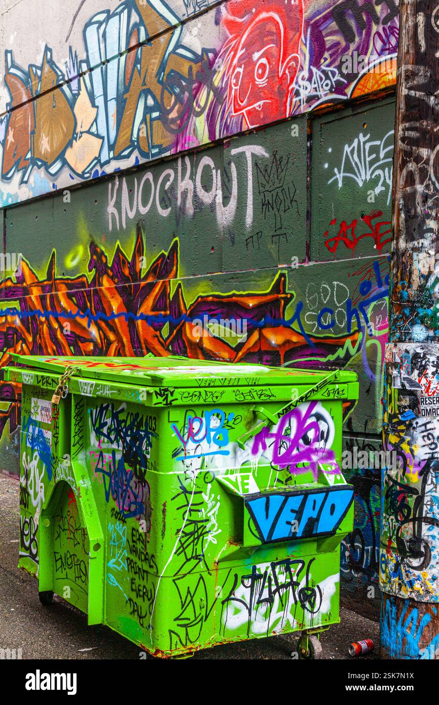 Opere d'arte astratte sul vicolo posteriore trovate nel quartiere Gastown di Vancouver, Canada Foto Stock