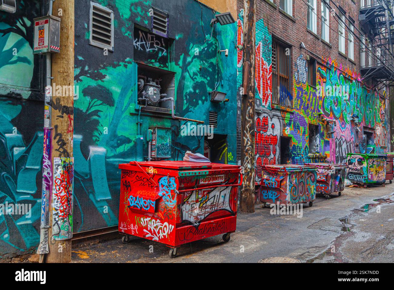 Opere d'arte astratte sul vicolo posteriore trovate nel quartiere Gastown di Vancouver, Canada Foto Stock