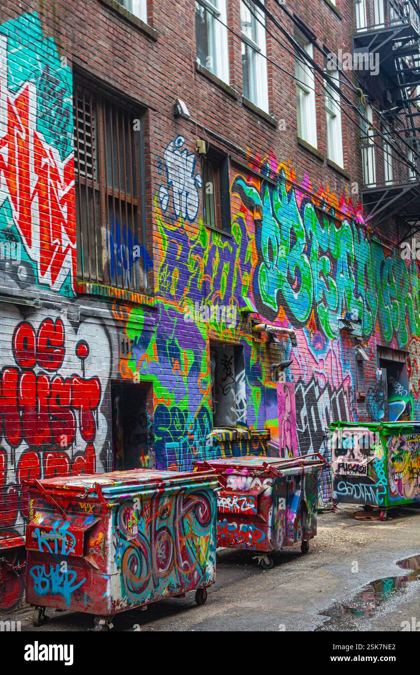 Opere d'arte astratte sul vicolo posteriore trovate nel quartiere Gastown di Vancouver, Canada Foto Stock