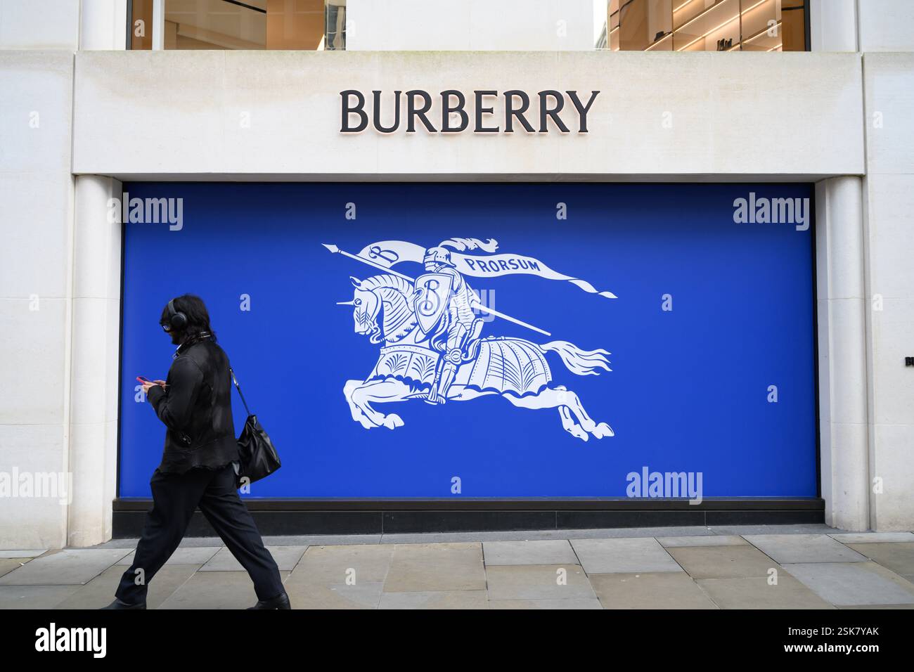 Londra, Regno Unito. 29 gennaio 2025. Pubblicità e brand marketing di Burberry, il noto marchio di moda britannico con un flagship store a New Bond Street, Mayfair, Londra, Regno Unito (foto di John Wreford/SOPA Images/Sipa USA) crediti: SIPA USA/Alamy Live News Foto Stock