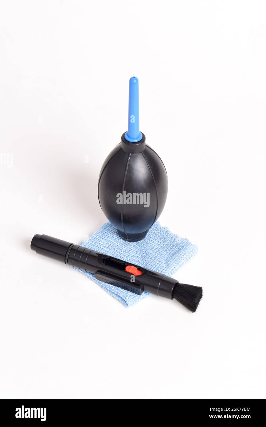 Set di pulizia per la fotocamera. Soffiatore d'aria, panno in microfibra, spazzola. Isolato su sfondo bianco Foto Stock