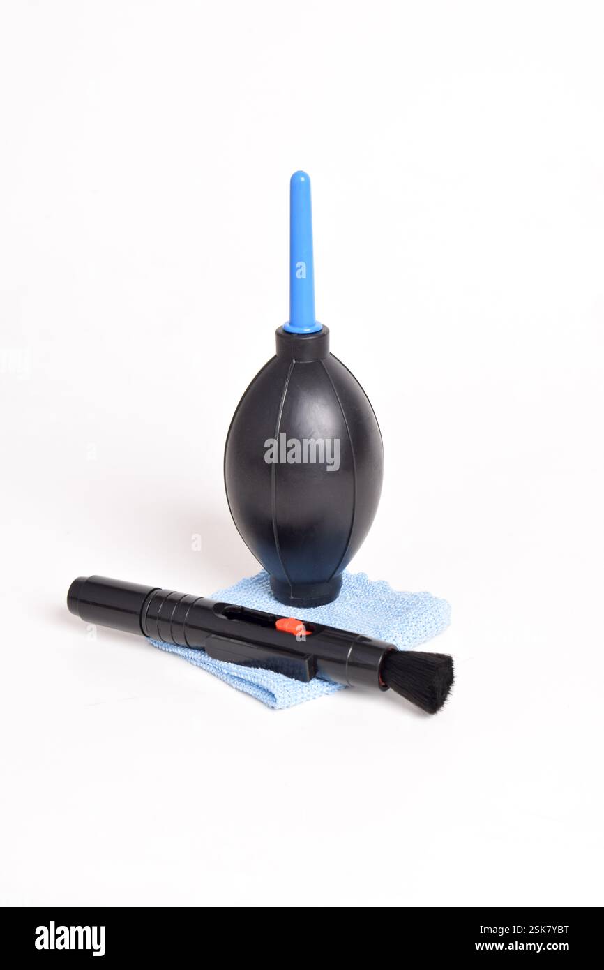 Set di pulizia per la fotocamera. Soffiatore d'aria, panno in microfibra, spazzola. Isolato su sfondo bianco Foto Stock