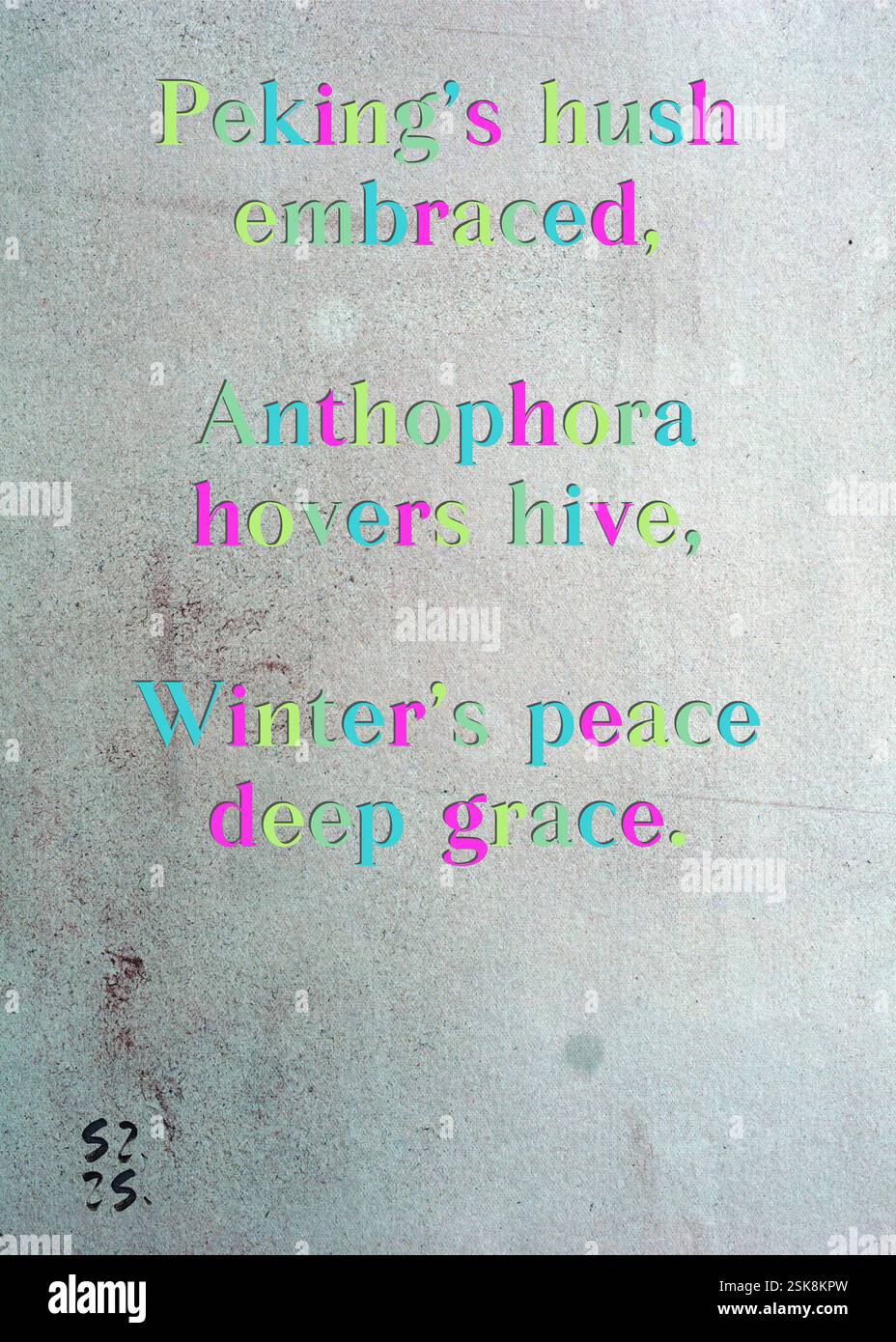 La corsa di Pechino abbracciata, Anthophora hovers hive, la pace profonda di Winter. Annelies De Jong's Silver Writers' Guild. Arte di Zsuzsa Szikra. Poetry Art Print, Triplumes è una forma poetica unica ispirata al tradizionale haiku, composta da tre righe che catturano momenti di chiarezza, emozione e approfondimento. Nella nostra collezione abbracciamo la libertà del linguaggio, dove la fusione delle parole e la rimozione dei trattini è più di una scelta stilistica: È un modo per trasmettere unità e vicinanza tra le idee, creando un'espressione fluida e compatta che risuona con i ritmi della vita moderna. Foto Stock