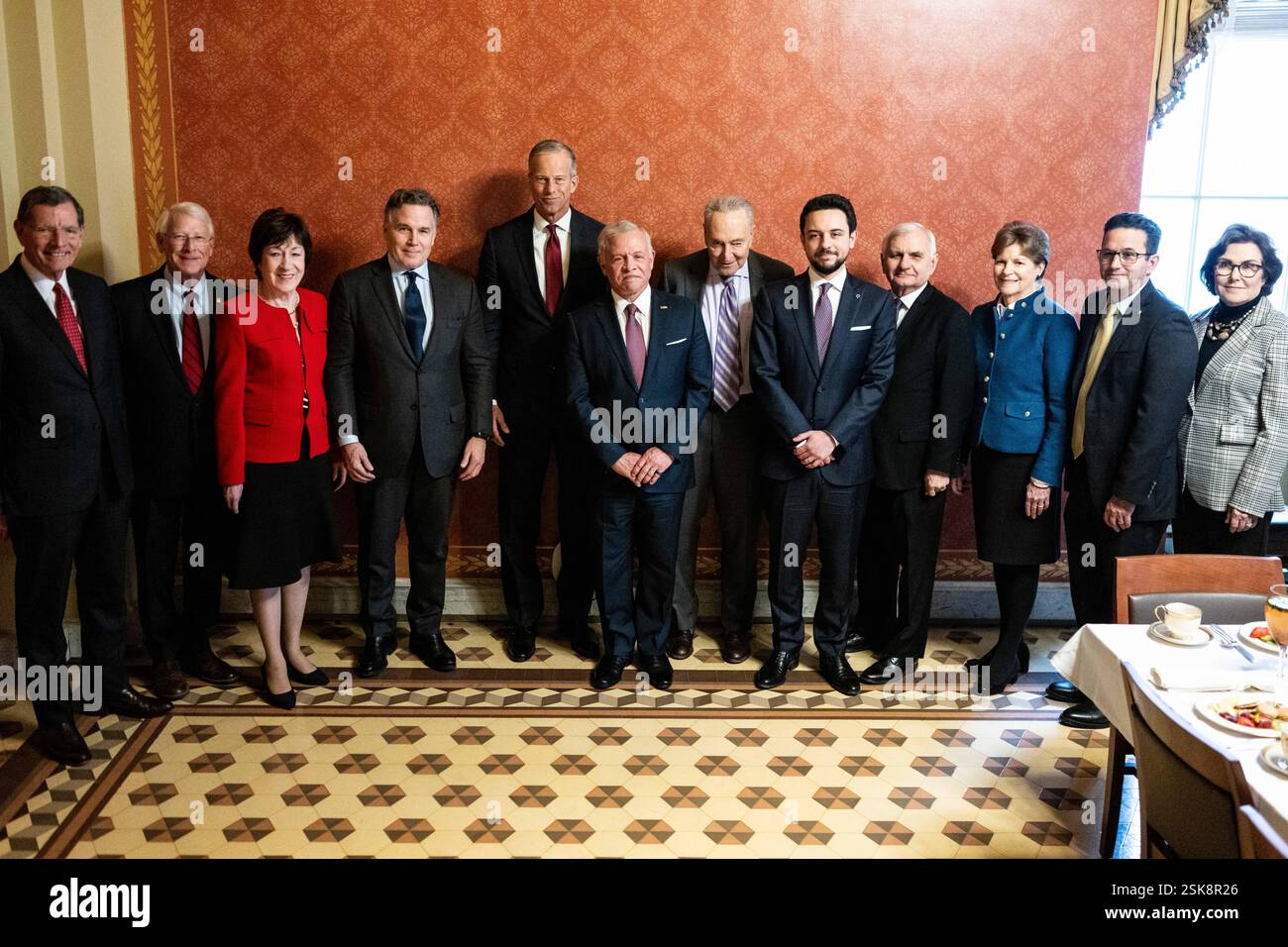 Washington, Stati Uniti. 11 febbraio 2025. Re Abd Allah II bin al-Hussein di Giordania e principe ereditario Hussein bin Abdullah incontro con i senatori (da sinistra a destra; senatori statunitensi John Barrasso (R-WY), Roger Wicker (R-MS), Susan Collins (R-ME), David McCormick (R-PA), leader della maggioranza del Senato John Thune (R-SD), leader della minoranza del Senato Chuck Schumer (D-NY), Credito: SOPA Images Limited/Alamy Live News Foto Stock