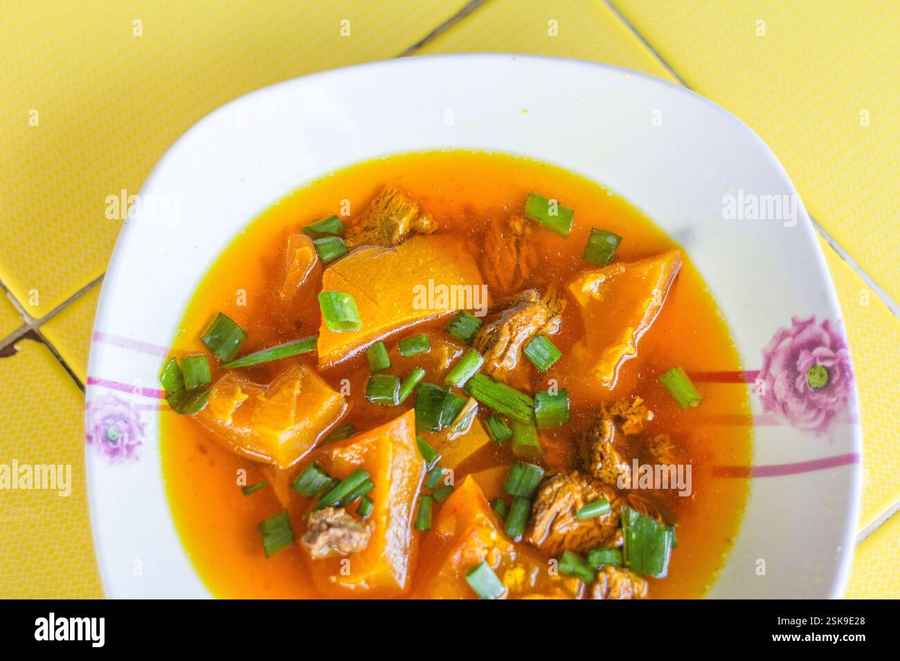 Piatto di balbacua, una zuppa di pelle di maiale filippina, servito in un ristorante locale a Davao City nelle Filippine Foto Stock