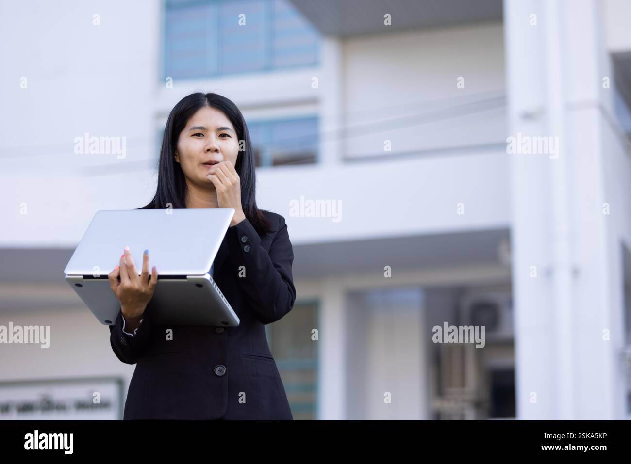 Il lavoro remoto futuro combina tecnologia smartphone donna aziendale digitale per consentire la produttività dell'e-learning mentre i viaggi combinano comfort e dispositivi moderni Foto Stock