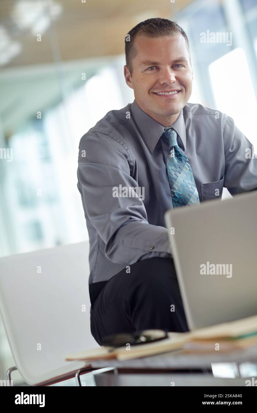 Notebook, ritratto e digitale con un uomo d'affari in ufficio per account manager SaaS, tendenze di coinvolgimento o soluzioni cloud. Rinnovo dell'abbonamento Foto Stock