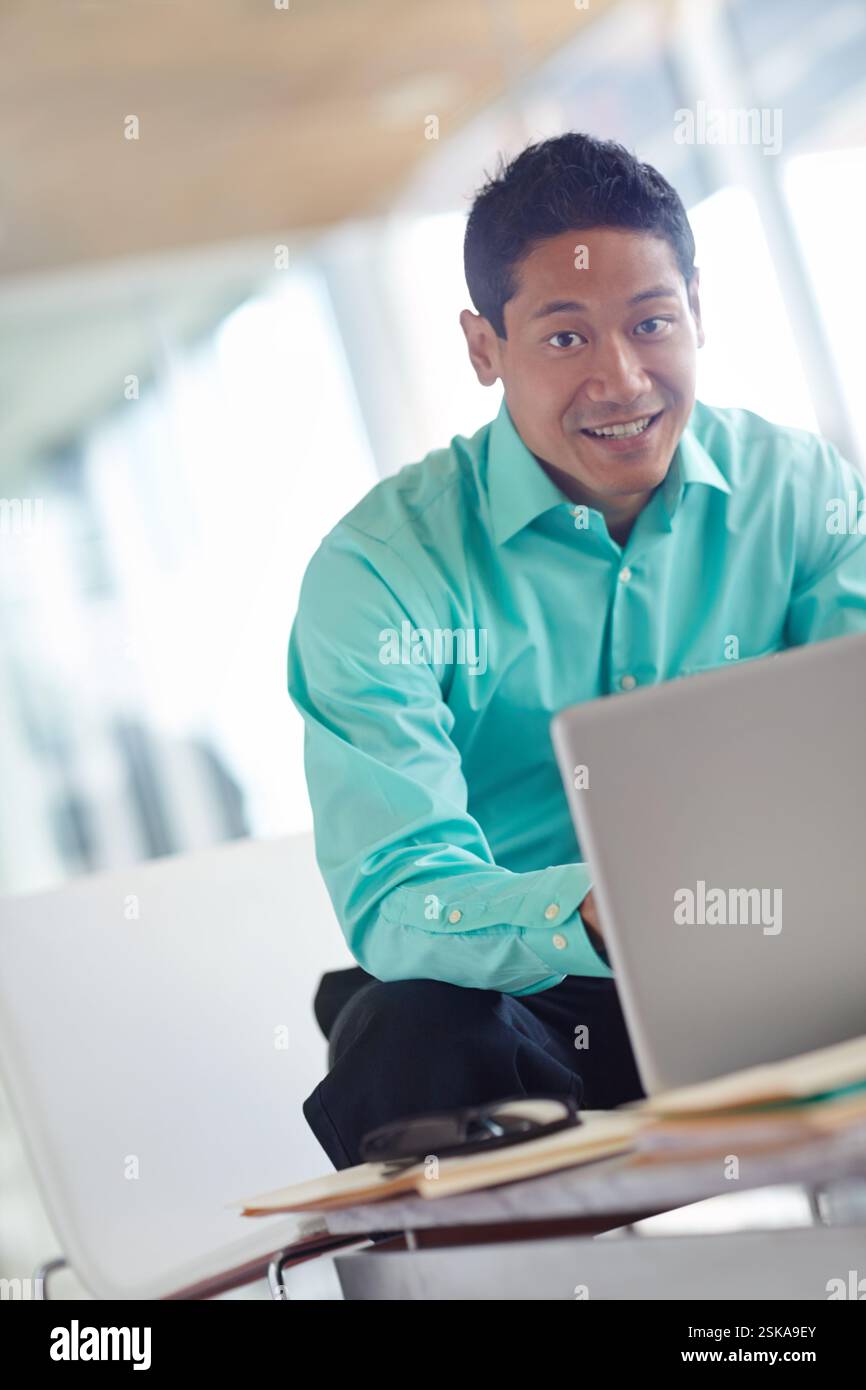 Notebook, ritratto e pianificazione con un uomo d'affari in ufficio per account manager SaaS, tendenze di coinvolgimento o soluzioni cloud. Rinnovo dell'abbonamento Foto Stock