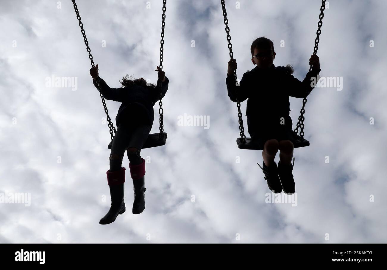 AUTORIZZAZIONE CONCESSA. Foto del file datata 04/03/17 di bambini che giocano su altalene in un parco vicino ad Ashford, nel Kent. Gli assistenti di parentela sono disposti a marciare verso il Tesoro per chiedere sostegno finanziario. Queste sono le persone che forniscono una casa stabile per un parente o il figlio di un amico, quando i loro genitori non sono in grado di farlo, ma la maggior parte non ottiene il sostegno vitale di cui hanno bisogno per coprire il costo della loro crescita, secondo la parentela di beneficenza. Data di pubblicazione: Mercoledì 12 febbraio 2025. Foto Stock