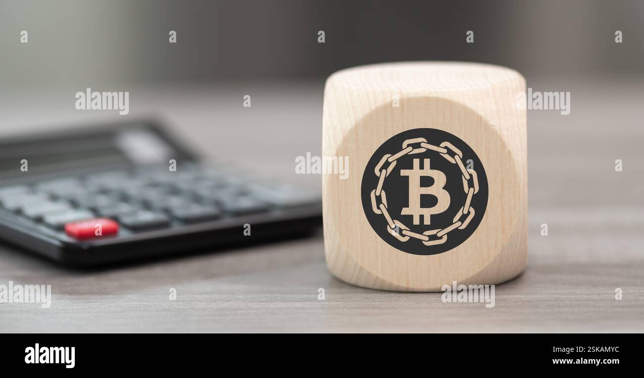Blocco di legno con simbolo del concetto blockchain e calcolatrice sullo sfondo Foto Stock