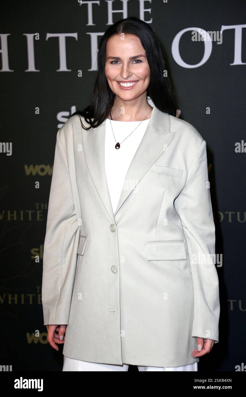 Jana Riva bei der Premiere der 3. Staffel der HBO serie The White Lotus im Delphi Lux. Berlino, 11.02.2025 *** Jana Riva in anteprima della terza stagione della serie HBO The White Lotus al Delphi Lux Berlin, 11 02 2025 foto:Xn.xKubelkax/xFuturexImagex white_5211 Foto Stock