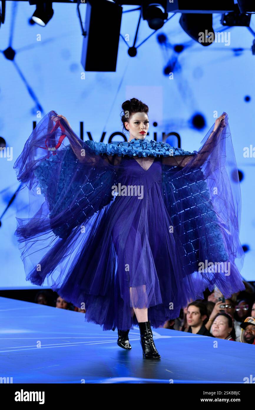 Model Walk la passerella alla New York Fashion Week autunno 2025, che si tiene a New York dal 6 all'11 febbraio. Foto Stock