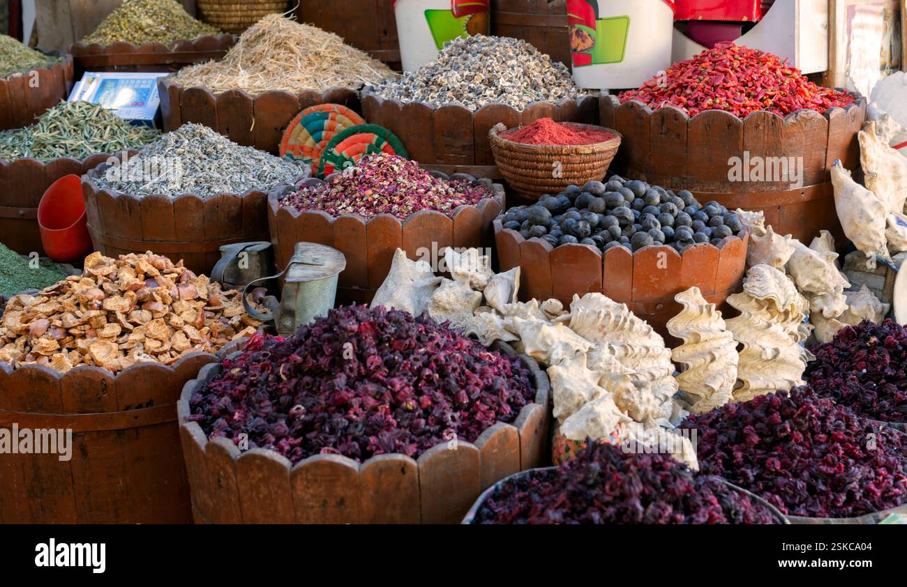 Bollitore per tè e spezie in sacchetti a orientare il mercato in serata Foto Stock