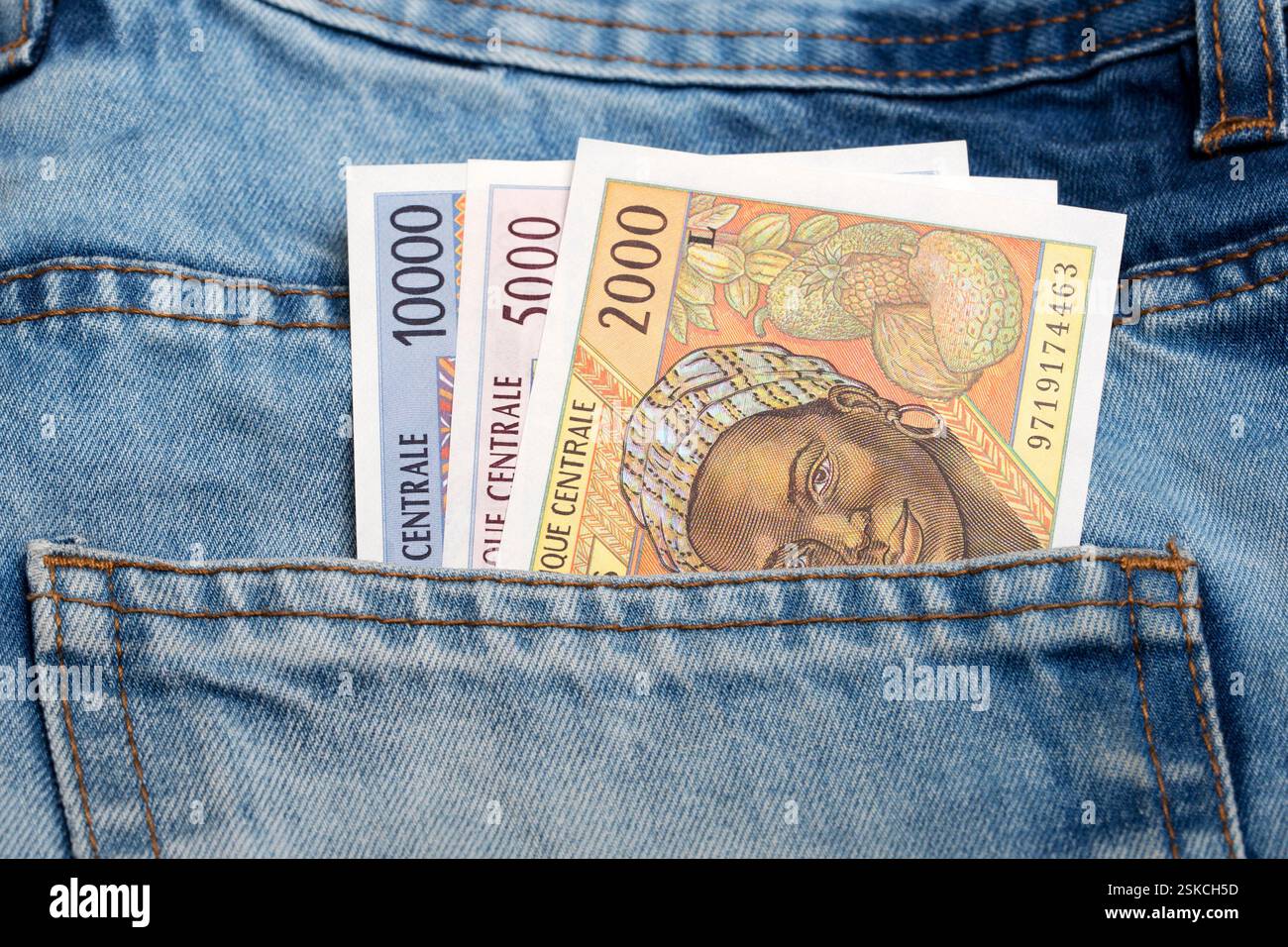 Vecchio denaro del CFA dell'Africa centrale - franco nella tasca dei jeans blu Foto Stock