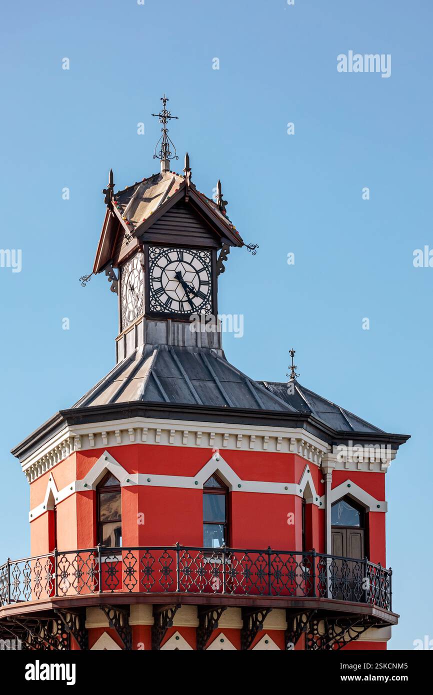 Monumento storico sul lungomare della Torre dell'Orologio, monumento storico. La strada serale prima del tramonto. Città del Capo, Sud Africa Foto Stock