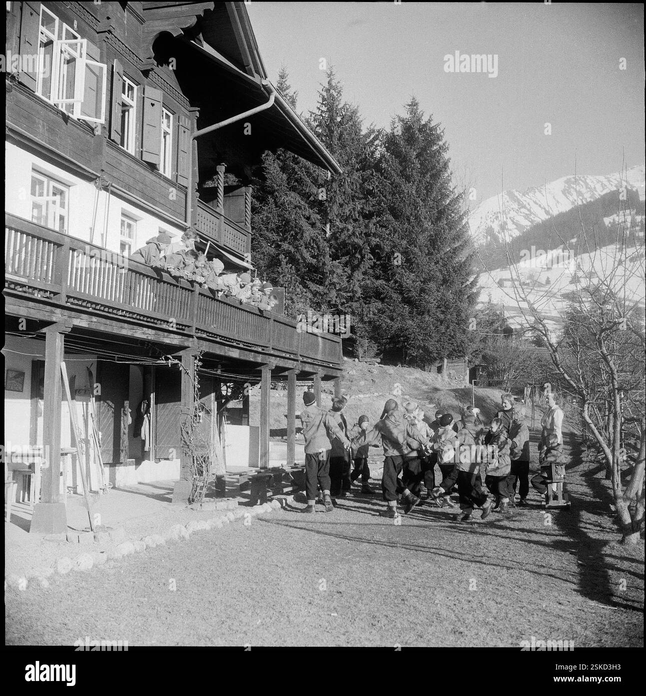 Viermonatiger Aufenthalt für Kinder aus Kattowitz, Lodz und Warschau#quattro mesi di soggiorno per i bambini di Katowice, Lodz e Varsavia---- 32 Polnische Kinder zur Erholung a Gstaad 1959#32 bambini polacchi in recupero a Gstaad 1959- RDB DI DUKAS Foto Stock