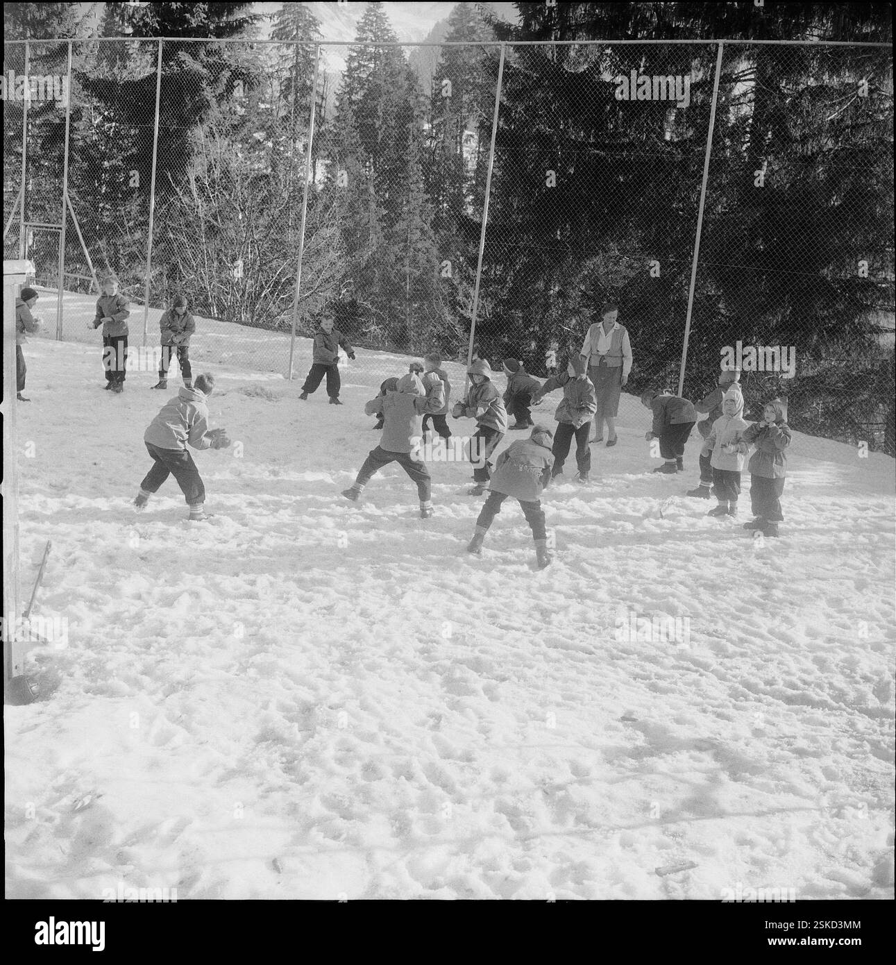 Viermonatiger Aufenthalt für Kinder aus Kattowitz, Lodz und Warschau#quattro mesi di soggiorno per i bambini di Katowice, Lodz e Varsavia---- 32 Polnische Kinder zur Erholung a Gstaad 1959#32 bambini polacchi in recupero a Gstaad 1959- RDB DI DUKAS Foto Stock