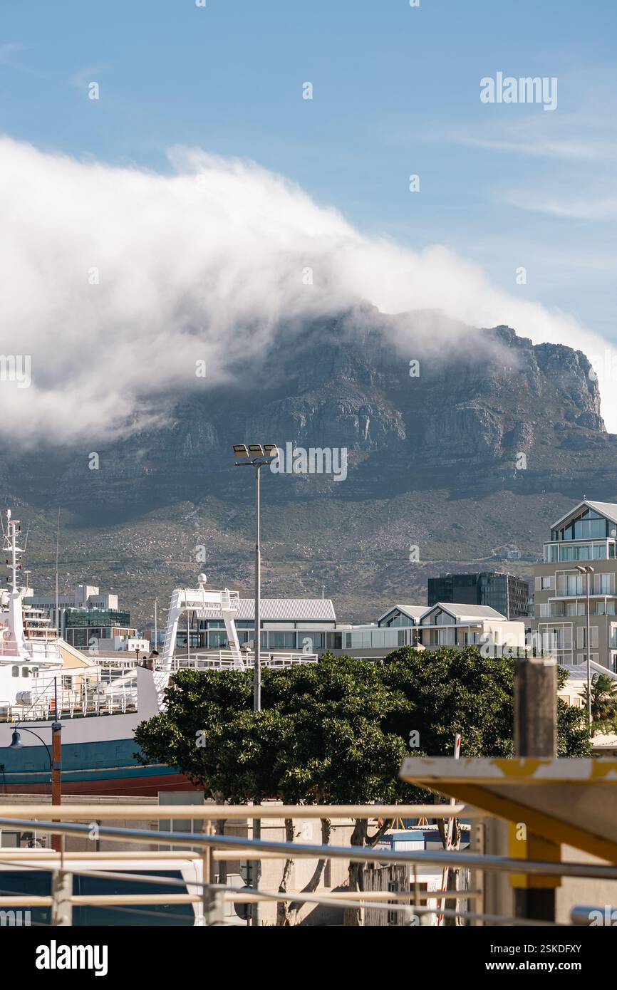 Città del Capo con vista sul mare, edifici e Table Mountain tra le nuvole. Sudafrica Foto Stock
