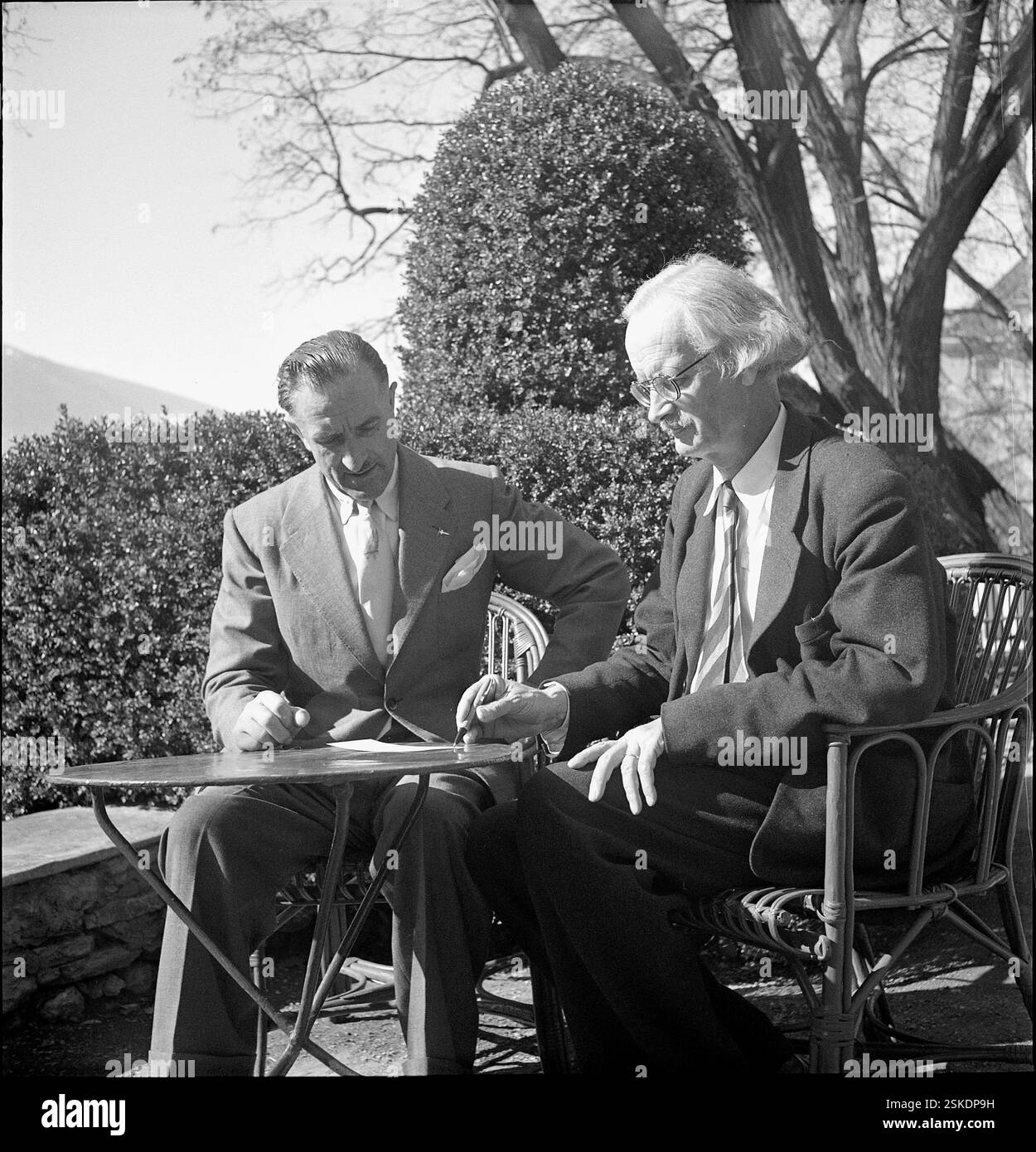 Vassena ist der Erfinder des Comersee-Unterseebotes, Kleinst-U-Boot; zu Besuch bei Prof. Auguste Piccard; beim Meereskarte studieren#Vassena è l'inventore del sottomarino del lago di Como; in visita al prof. Auguste Piccard; studiando una mappa del mare--- Tiefseeforscher Pietro Vassena und Auguste Piccard, Sierre 1948#ricercatori d'altura Pietro Vassena e Auguste Piccard, Sierre 1948- RDB DI DUKAS Foto Stock Vassena ist der Erfinder des Comersee-Unterseebotes, Kleinst-U-Boot; zu Besuch bei Prof. Auguste Piccard; beim Meereskarte studieren#Vassena è l'inventore del sottomarino del lago di Como; in visita al prof. Auguste Piccard; studiando una mappa del mare--- Tiefseeforscher Pietro Vassena und Auguste Piccard, Sierre 1948#ricercatori d'altura Pietro Vassena e Auguste Piccard, Sierre 1948- RDB DI DUKAS Foto Stock