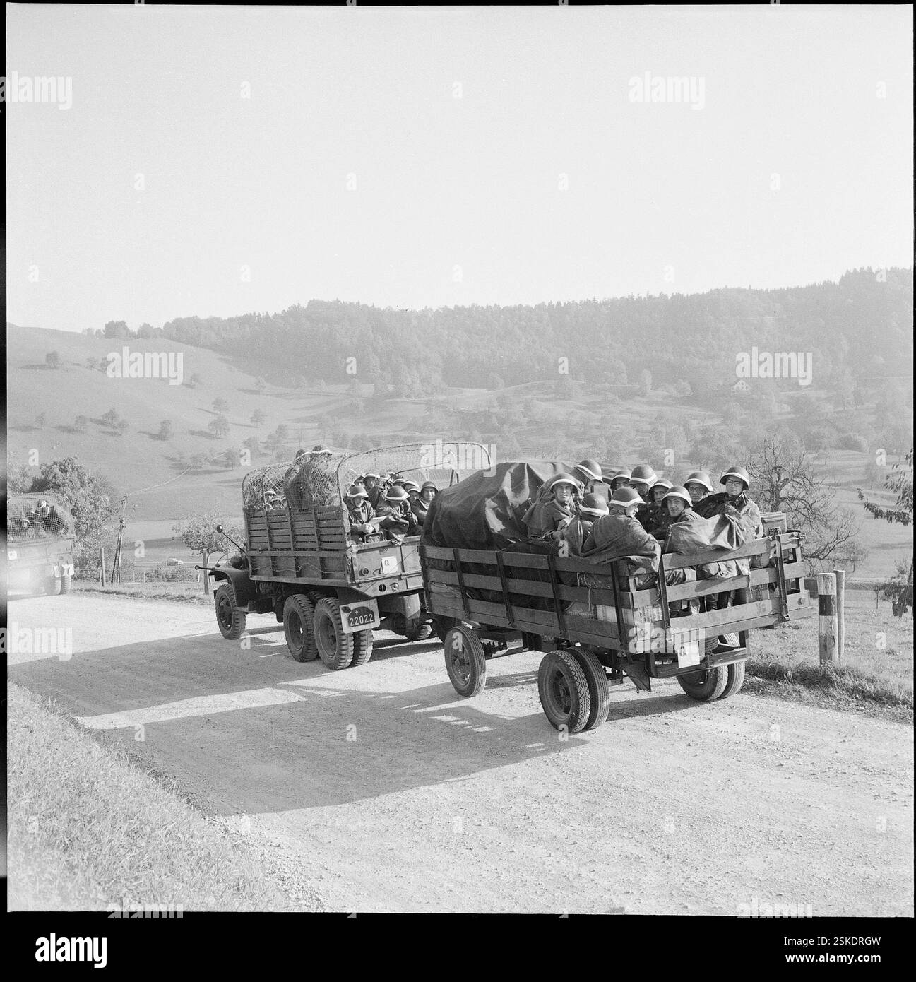 --- Manöver des 3. Armeekorps bei Wollerau 1955: Soldatentransport#manovra del 3° battaglione vicino a Wollerau 1955: Trasporto di soldati- RDB CON DUKAS Foto Stock