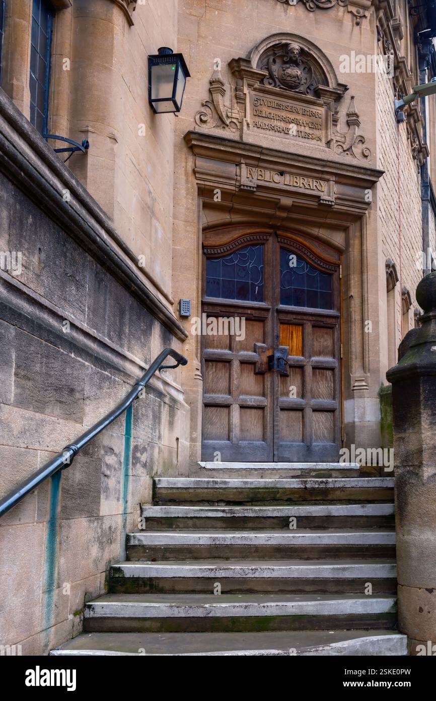 Oxford, Inghilterra - l'ex ingresso alla biblioteca pubblica di Oxford dal 1895 al 1973, ora parte del municipio, all'angolo tra St Aldate's e Blue B. Foto Stock