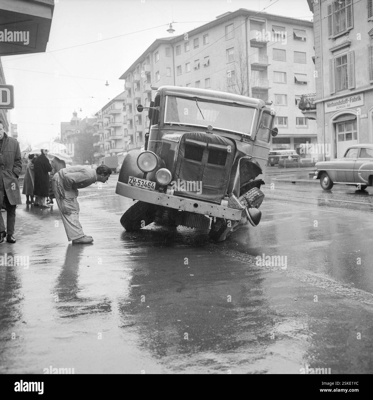 --- Lastwagen Achsenbruch nach Zusammenprall mit tram, Seefeldstrasse Zürich 1961#autocarro con asse rotto, tram e autocarro, Seefeldstrasse Zurich 1961- RDB DI DUKAS Foto Stock