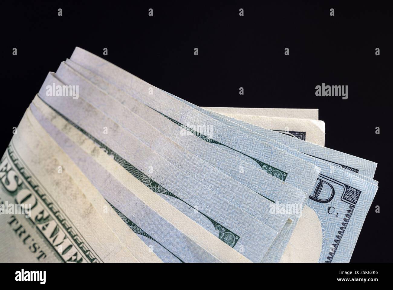 Banconote nuove e vecchie da 100 dollari impilate insieme, un gruppo di autentici contanti americani di cento dollari Foto Stock