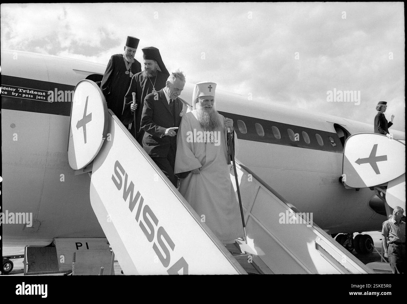 --- Justinian (a Weiss), Patriarca der Rumänischen Orthodox Kirche; Ankunft Flughafen Genf-Cointrin 1966#Justinian (in bianco), patriarca della Chiesa ortodossa rumena; arrivo all'aeroporto di Ginevra-Coitrin 1966- RDB DI DUKAS Foto Stock