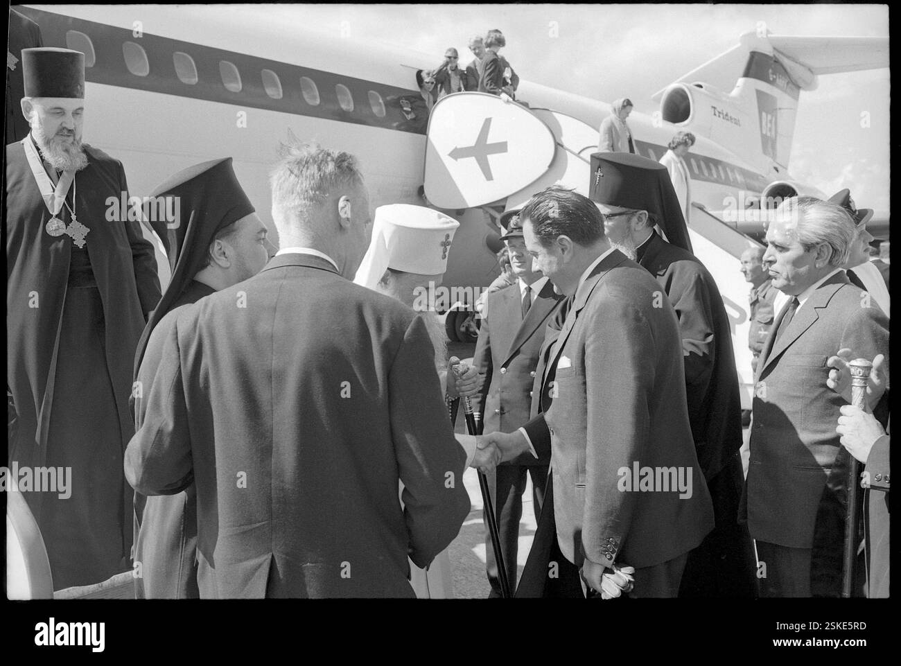 --- Justinian (a Weiss), Patriarca der Rumänischen Orthodox Kirche; Ankunft Flughafen Genf-Cointrin 1966#Justinian (in bianco), patriarca della Chiesa ortodossa rumena; arrivo all'aeroporto di Ginevra-Coitrin 1966- RDB DI DUKAS Foto Stock