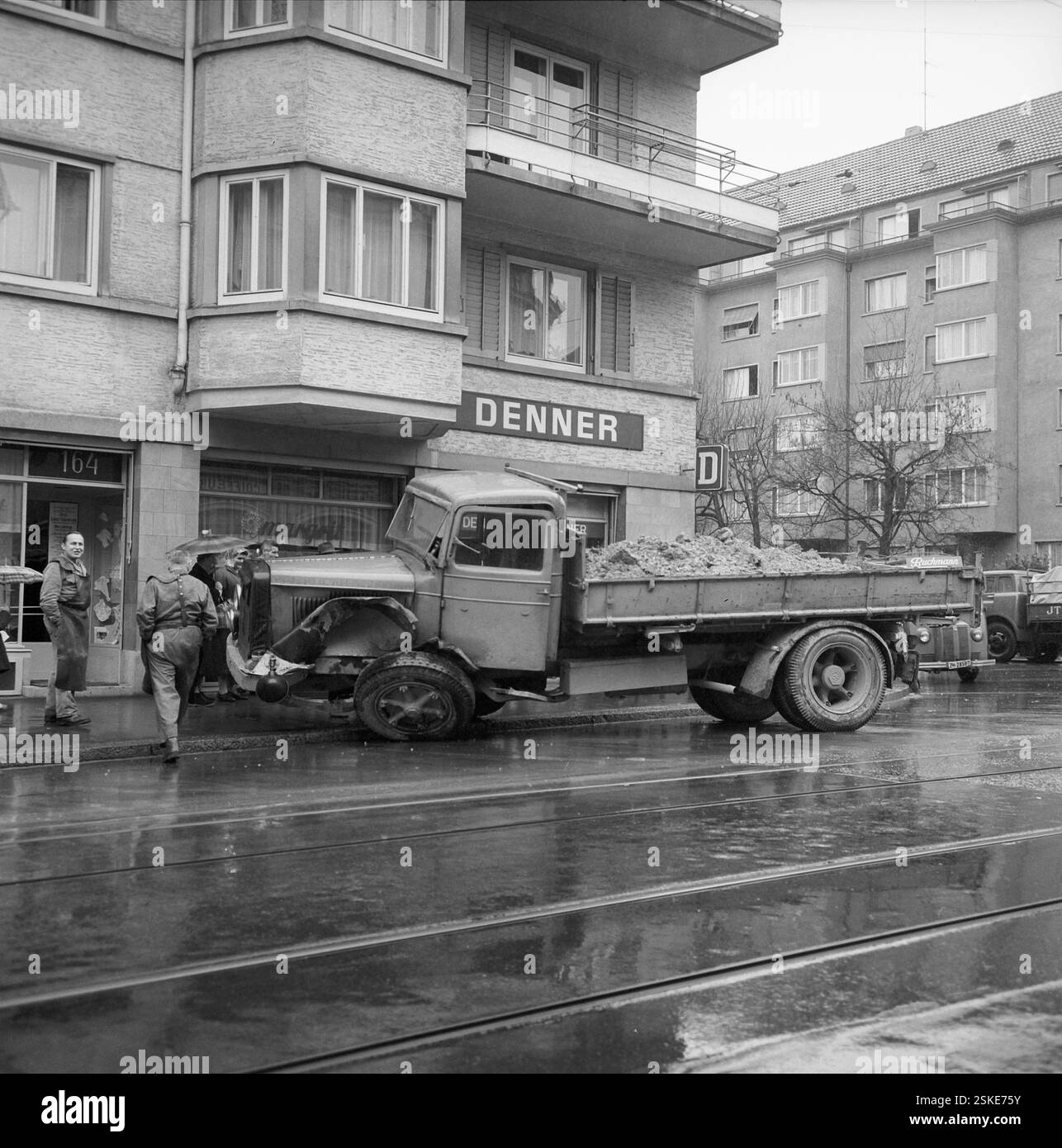 --- Lastwagen Achsenbruch nach Zusammenprall mit tram, Seefeldstrasse Zürich 1961#autocarro con asse rotto, tram e autocarro, Seefeldstrasse Zurich 1961- RDB DI DUKAS Foto Stock