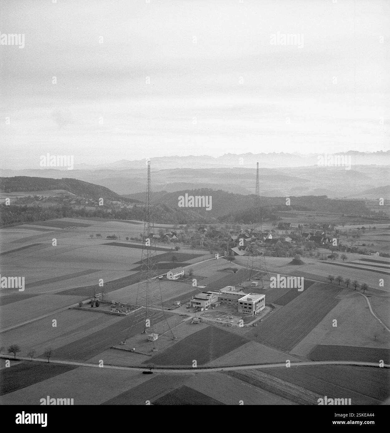 Kurzwellensender; radio International;-- Areal der neuen Sendeantenne für die Radiostation Sottens, VD 1948#aera della nuova antenna trasmittente per radiostazione Sottens, VD 1948- RDB DI DUKAS Foto Stock