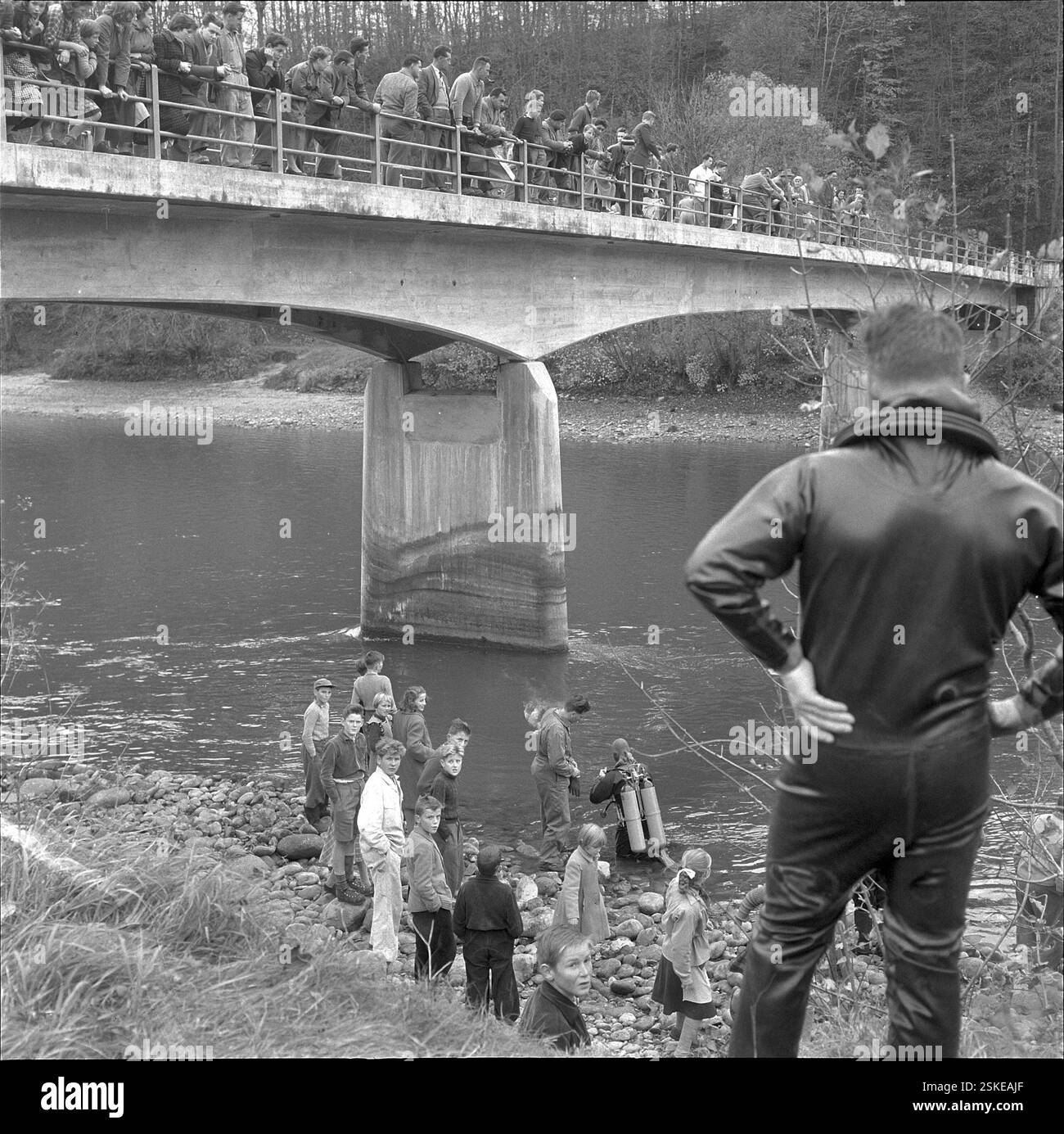 --- Auf Geständnis des Mörders folgende Suche nach der Leiche in der Reuss, 1957#Cerca il corpo nel fiume Reuss dopo la confessione dell'omicidio 1957- RDB DI DUKAS Foto Stock