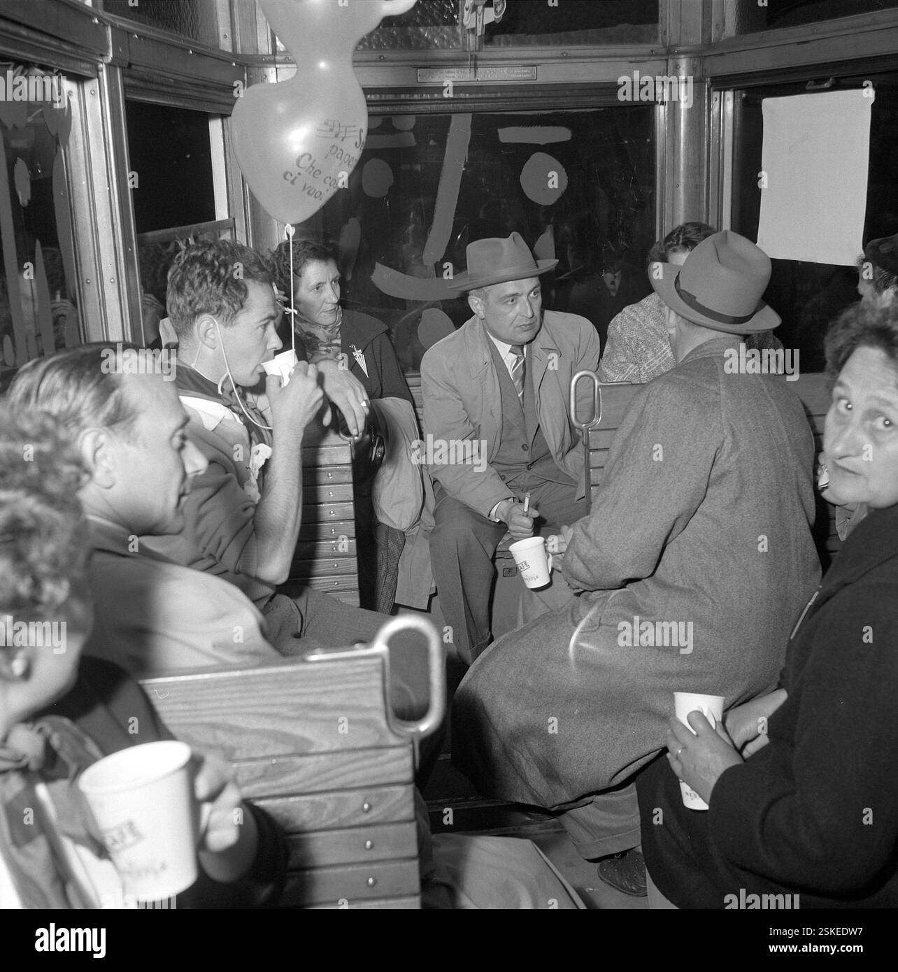 --- Zürifäscht, Fahrgäste 1956; Zürichfest in tram#Zurich Festival 1956; passeggeri in tram- RDB DI DUKAS Foto Stock