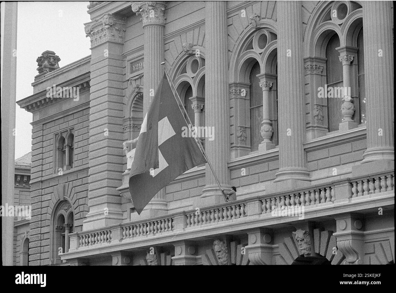 --- Herbstssession 1972: Aufziehen der Fahne#Fall sessione 1972: Sollevamento della bandiera svizzera- RDB DA PARTE DI DUKAS Foto Stock