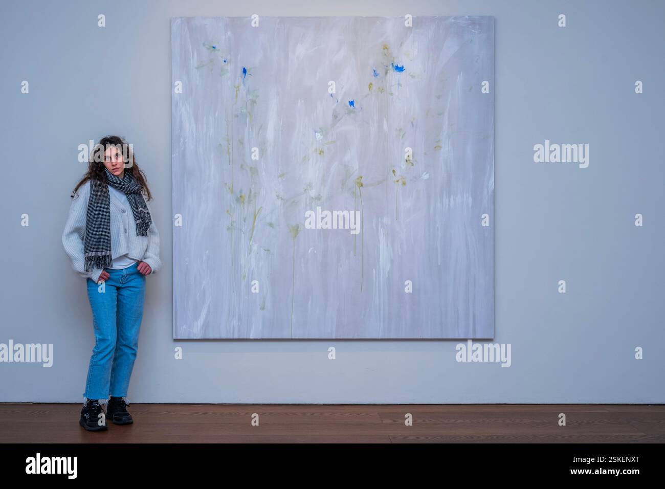 Londra, Regno Unito. 11 febbraio 2025. Bianca Raffaella (raffigurata con Flora in dissolvenza), Faint Memories, alla Flowers Gallery, Londra. È la sua prima grande mostra personale, e si svolge dal 12 febbraio al 15 marzo 2025. Si è recentemente laureata alla Tracey Emin Artist Residency (TEAR). Come artista ipovedente, la sua vista è in costante movimento e le immagini appaiono solo brevemente come deboli ombre o sfarfallio di luce. Come tale Faint Memories presenta una collezione di dipinti floreali che evocano l'esperienza dell'artista di "bellezza" in braille. Crediti: Guy Bell/Alamy Live News Foto Stock