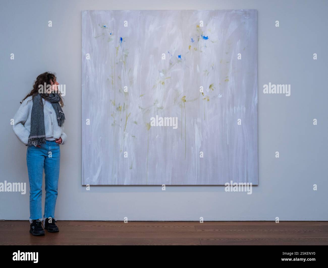 Londra, Regno Unito. 11 febbraio 2025. Bianca Raffaella (raffigurata con Flora in dissolvenza), Faint Memories, alla Flowers Gallery, Londra. È la sua prima grande mostra personale, e si svolge dal 12 febbraio al 15 marzo 2025. Si è recentemente laureata alla Tracey Emin Artist Residency (TEAR). Come artista ipovedente, la sua vista è in costante movimento e le immagini appaiono solo brevemente come deboli ombre o sfarfallio di luce. Come tale Faint Memories presenta una collezione di dipinti floreali che evocano l'esperienza dell'artista di "bellezza" in braille. Crediti: Guy Bell/Alamy Live News Foto Stock