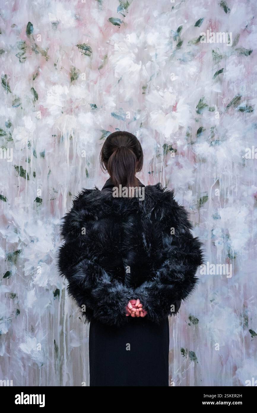 Londra, Regno Unito. 11 febbraio 2025. Viewless Wings, 2024 - Bianca Raffaella, Faint Memories, alla Flowers Gallery, Londra. È la sua prima grande mostra personale, e si svolge dal 12 febbraio al 15 marzo 2025. Si è recentemente laureata alla Tracey Emin Artist Residency (TEAR). Come artista ipovedente, la sua vista è in costante movimento e le immagini appaiono solo brevemente come deboli ombre o sfarfallio di luce. Come tale Faint Memories presenta una collezione di dipinti floreali che evocano l'esperienza dell'artista di "bellezza" in braille. Crediti: Guy Bell/Alamy Live News Foto Stock