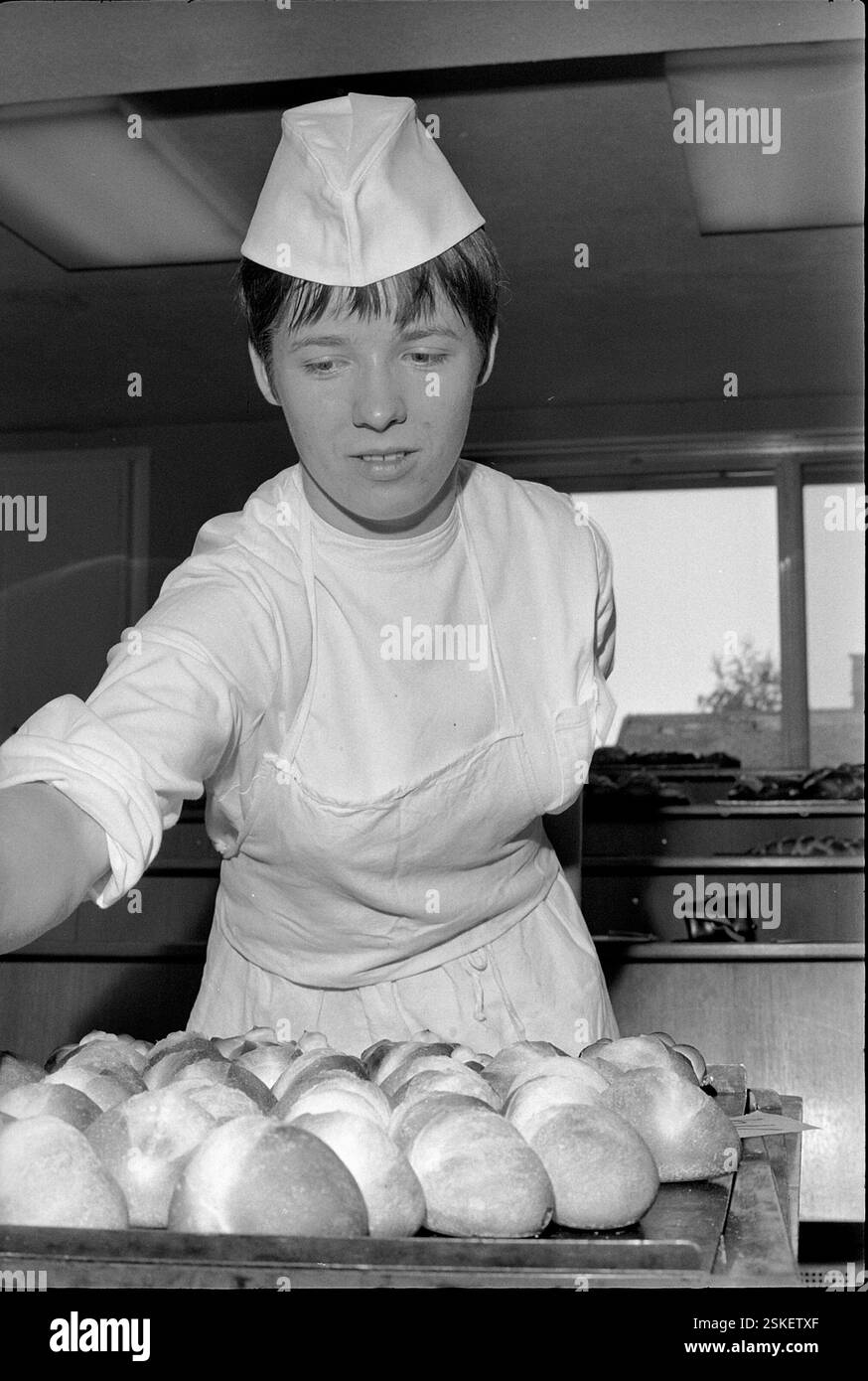 --- Bäckerlehrling an Schlussprüfung einer Bäckerfachschule, 1969#Baker apprendista agli esami finali, 1969- RDB DI DUKAS Foto Stock