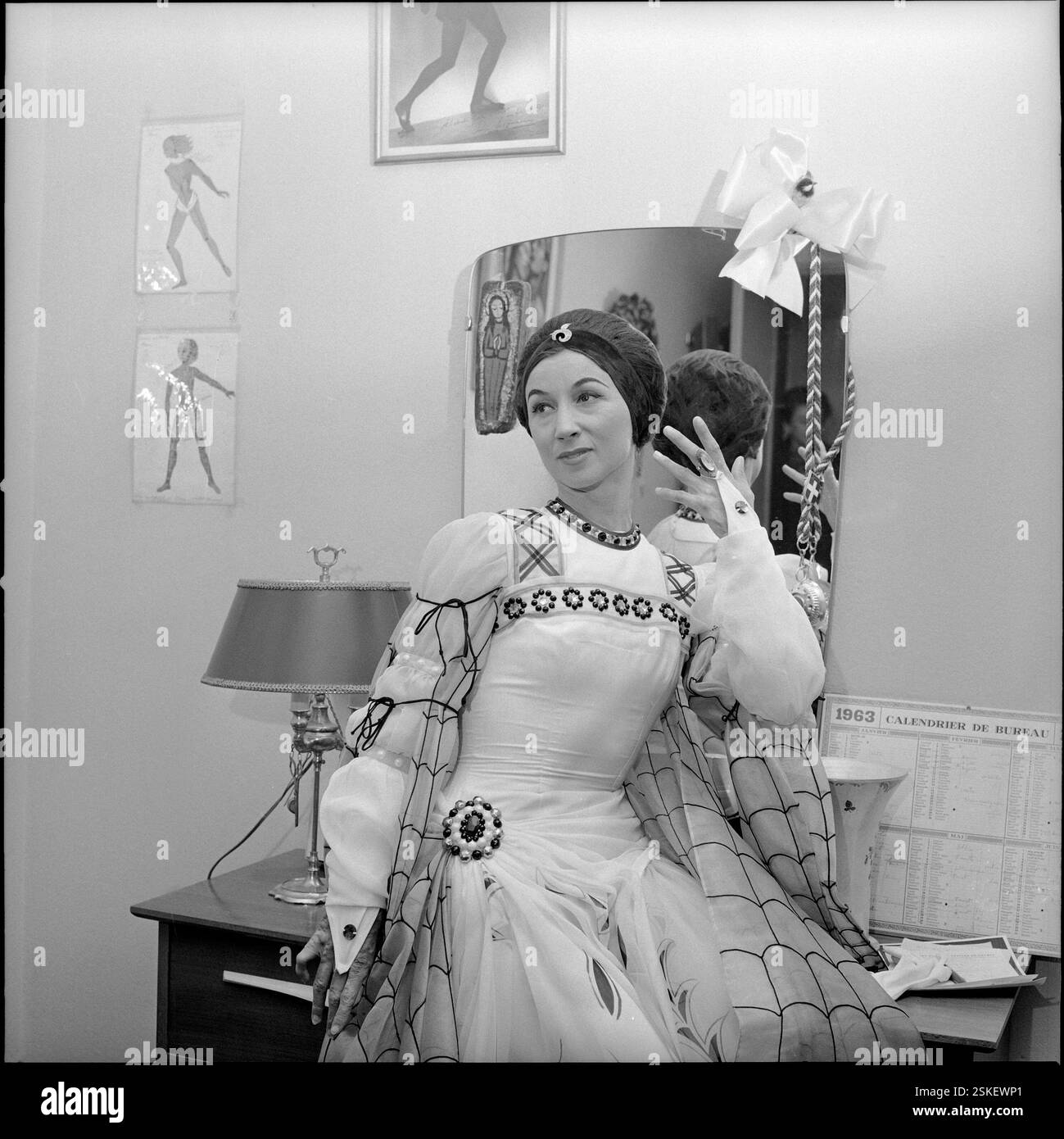 In der Loge im Grand Theatre vor ihrem Auftritt in 'Tristan und Isotta'#nel loge al Grand Théâtre prima di esibirsi in 'Tristan and Isotta'-- Janine Charrat, Genf 1963#Janine Charrat, Ginevra 1963- RDB DI DUKAS Foto Stock