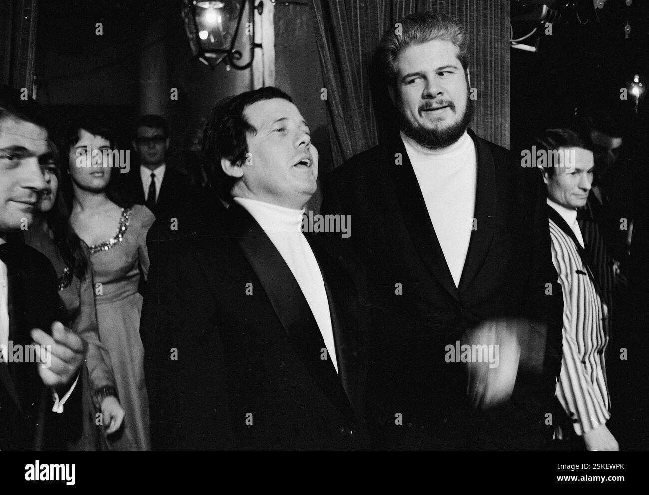 --- Im Nachtlokal 'Jo Roland', Zürich 1968; Jo Roland und Gast Bill Ramsey#al nightclub 'Jo Roland', Zurigo 1968; Jo Roland e il suo ospite Bill Ramsey- RDB DI DUKAS Foto Stock