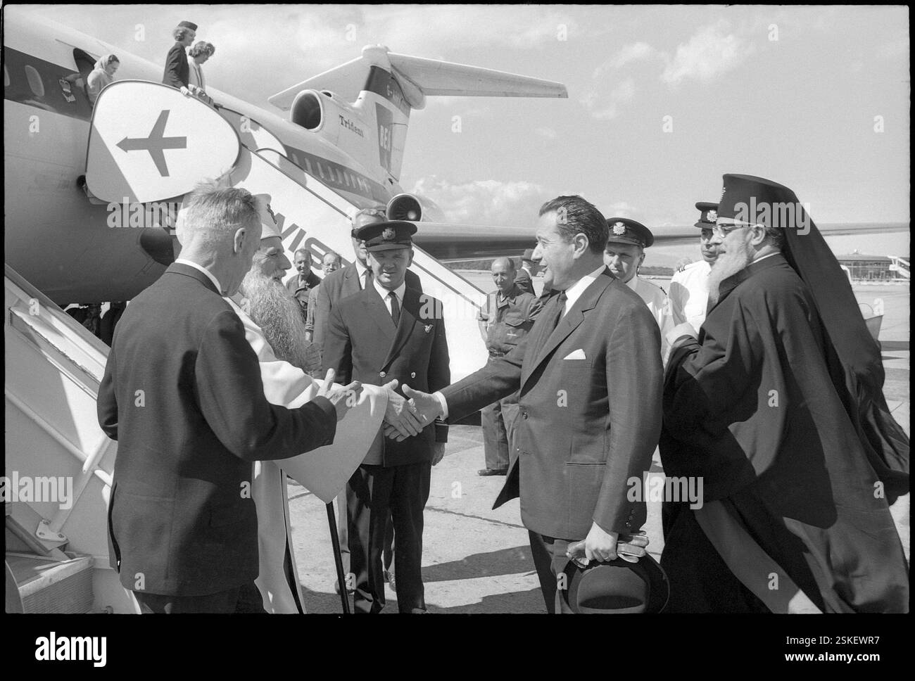 --- Justinian (a Weiss), Patriarca der Rumänischen Orthodox Kirche; Ankunft Flughafen Genf-Cointrin 1966#Justinian (in bianco), patriarca della Chiesa ortodossa rumena; arrivo all'aeroporto di Ginevra-Coitrin 1966- RDB DI DUKAS Foto Stock