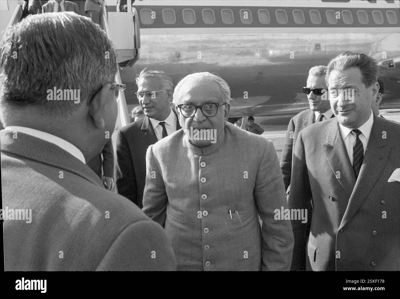 --- Ankunft des indischen Aussenministers, M. C. Chagla, a Genf, 1967#arrivo di M. C. Chagla, ministro degli esteri indiano, a Ginevra, 1967- RDB DI DUKAS Foto Stock