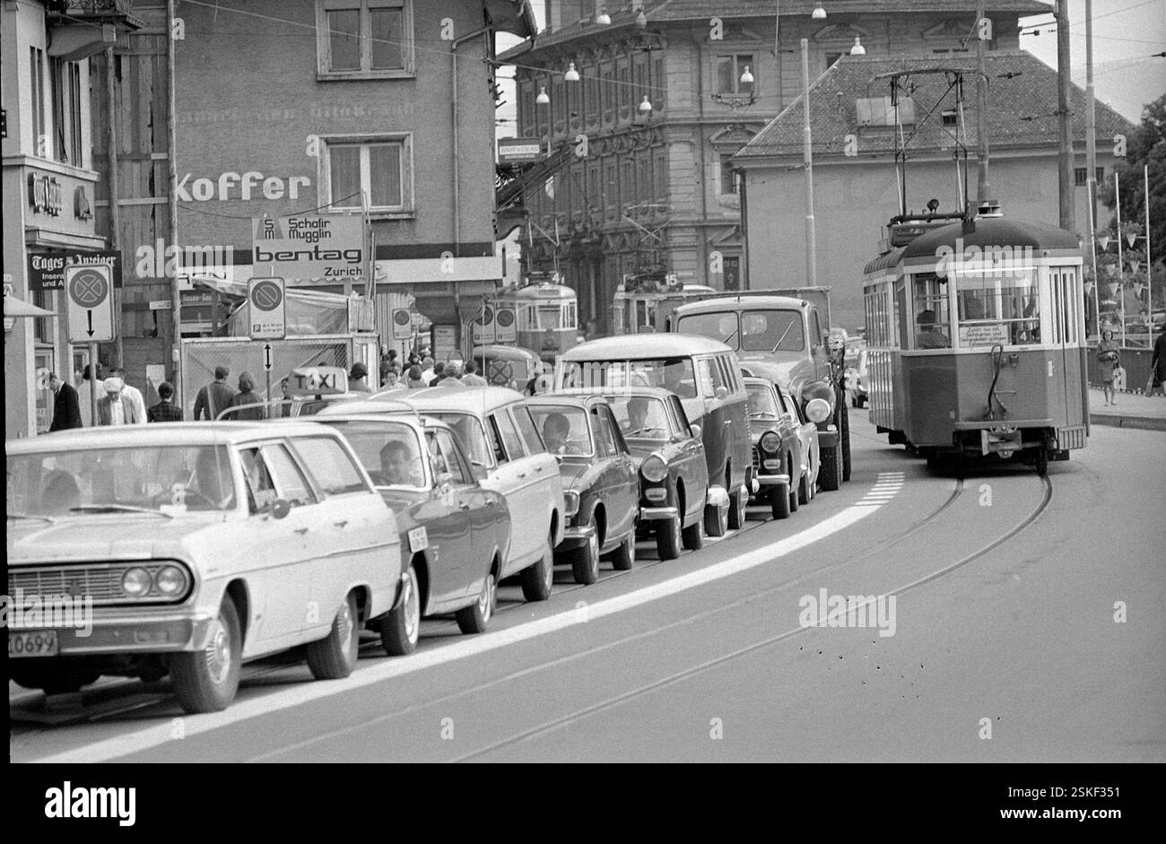 --- Verkehr am Limmatquai, Zürich 1967#traffico al Limmatquai, Zürich 1967- RDB DI DUKAS Foto Stock
